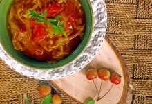 Asiatische Spitzkohlsuppe mit Tomaten