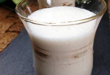 Macadamianussmilch mit Datteln gesüßt, (Milch & Honig)