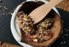 Medjool Datteln ummantelt mit gesalzenem Erdnusscrunch