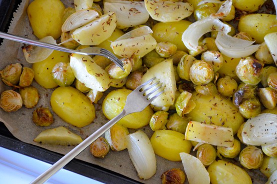 Kümmel Backofen Rosenkohl mit Kartoffeln, Zwiebeln & Äpfeln